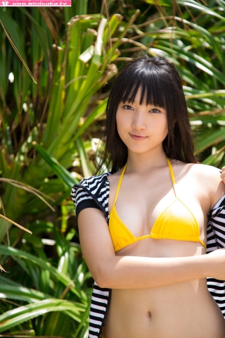 Nanna Tanaka Yellow Swimsuit Beach015