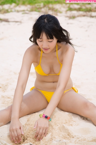 Nanna Tanaka Yellow Swimsuit Beach038