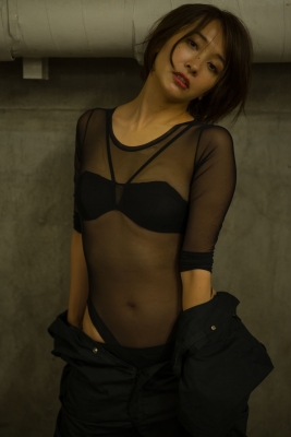 Mami Yamazaki swimsuit gravure Thirties in black 003