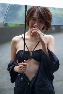 Mami Yamazaki swimsuit gravure Thirties in black 050