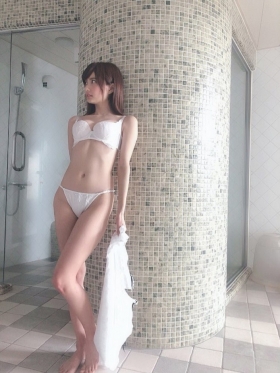 Reia Hanasaki has over 400000 followers on social media and is a problem child in the gravure world015