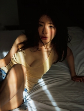 Marika Matsumoto Peeking into the Adult World018