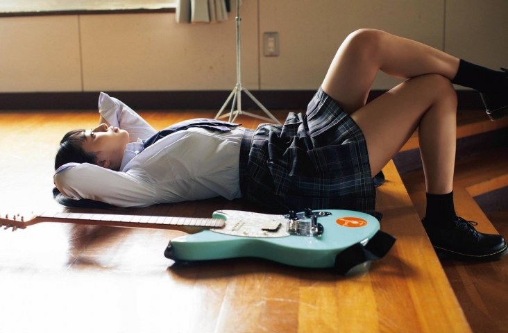 Yurika Wagatsuma Transformed into a Guitar Girl in a Light Music Club003