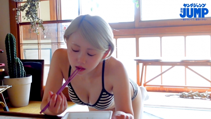 Kokoro Shinozaki is very active in both the world of swimsuit gravure and cosplay059
