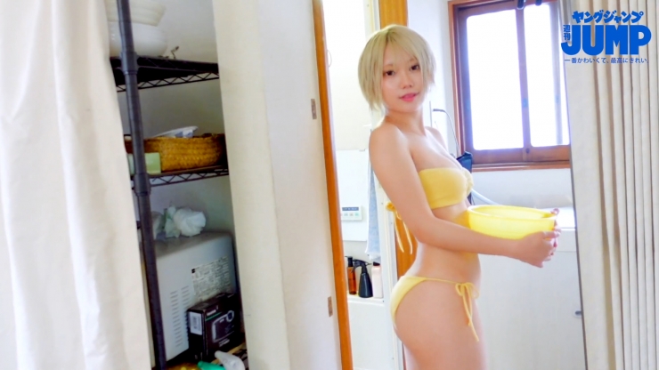 Kokoro Shinozaki is very active in both the world of swimsuit gravure and cosplay097