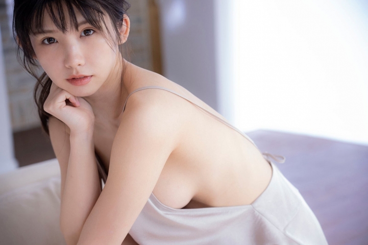 Enako releases her first photo book without any cosplay007