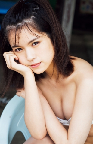 This is the first swimsuit gravure of Yuka Murayama an 18yearold young actress who is addicted to Showa retro008