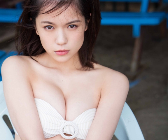 This is the first swimsuit gravure of Yuka Murayama an 18yearold young actress who is addicted to Showa retro012
