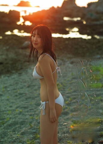 Aika Sawaguchi the gravure queen of Japan shines even brighter by the water006