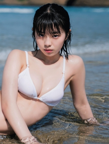 Shes a rising star in the world of gravure who became the talk of the town at Miss Magazine 2020003