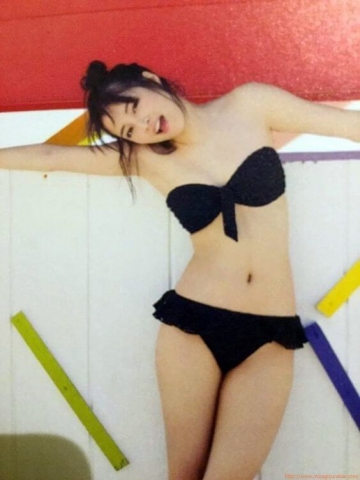 Suzu Hirose Swimsuit Bikini009