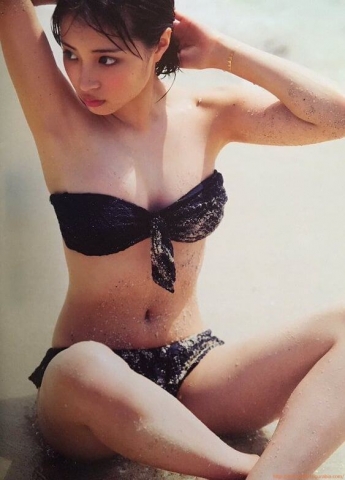 Suzu Hirose Swimsuit Bikini011