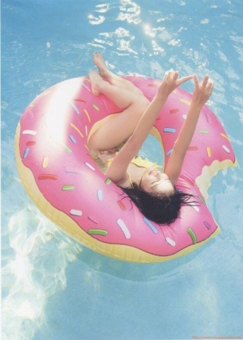 Suzu Hirose Swimsuit Bikini021