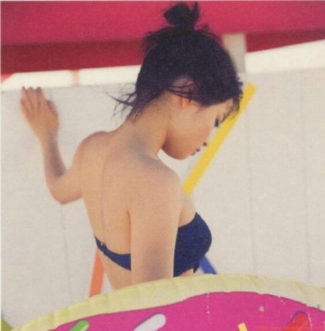 Suzu Hirose Swimsuit Bikini024