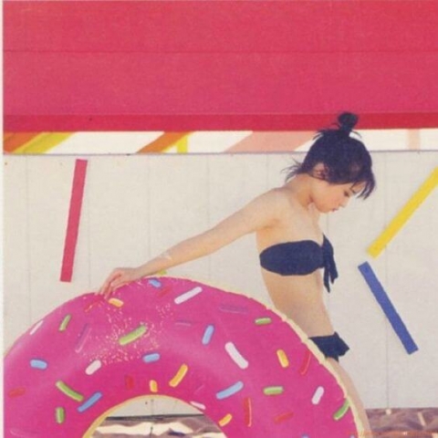 Suzu Hirose Swimsuit Bikini023