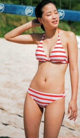 Suzu Hirose Swimsuit Bikini029