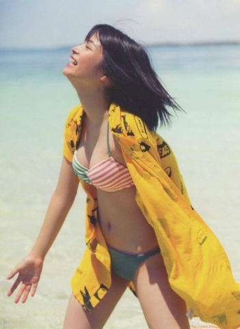 Suzu Hirose Swimsuit Bikini025