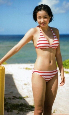 Suzu Hirose Swimsuit Bikini032