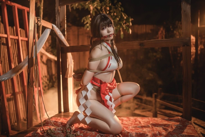 Rope and Shrine Maiden Sexy Cosplay gg010