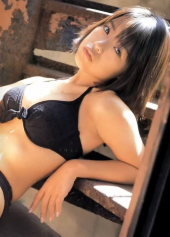 Hitomi Ito Swimsuit Bikini001