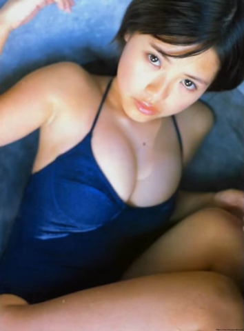 Hitomi Ito Swimsuit Bikini009