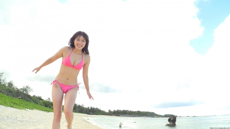 Suzuran Yamauchi Beach Red Bikini086