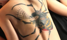 背中の蜘蛛の刺青