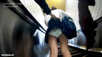 駅のエスカレーターで女子高生のパンティ撮ってたら正義マンに発見されてパクられた男