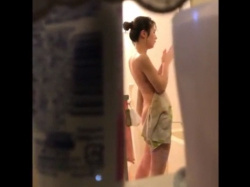 清楚系女子大生が入浴中の浴室をのぞいて隠し撮り盗撮
