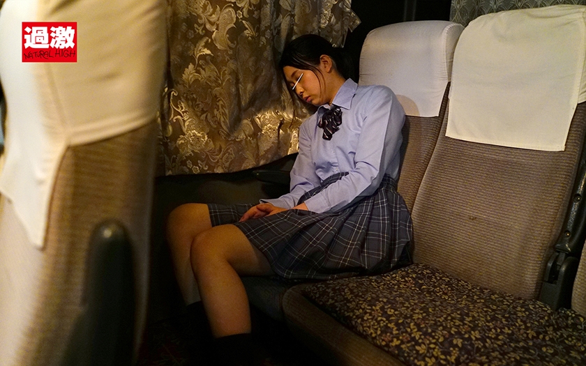 夜行バスで寝てる女子校生