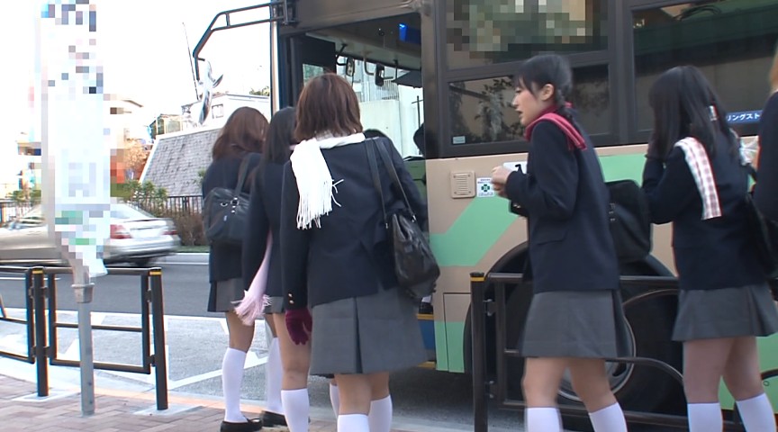 バスに乗り込む女子校生たち