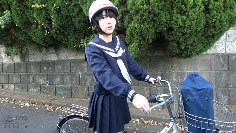 自転車通学の紺セーラー少女、通学ヘルメット