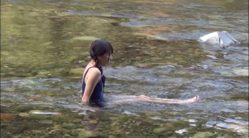 スク水に着替えて川に入る少女、濡れスク水
