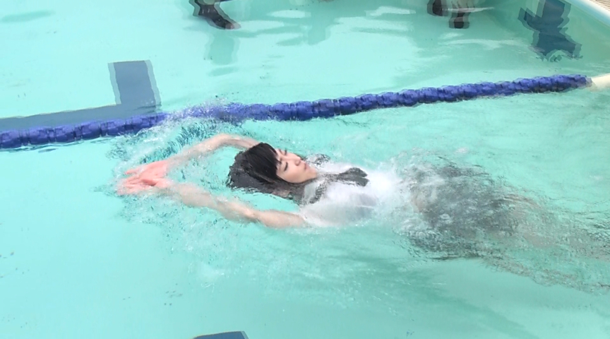 制服着たままプールで泳いでるJK