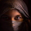 ヒジャブで顔を隠した女