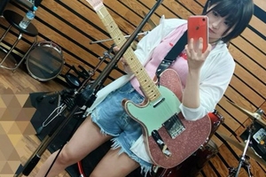 【エロ画像】雛森つぐみがギターもって乱交かｗｗｗおっぱいデカいよな 
