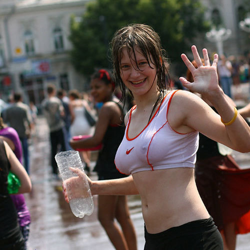 【エロエロ画像】おっぱいが濡れて乳首まで見えてるロシアのびしょ濡れ祭りに参加したい