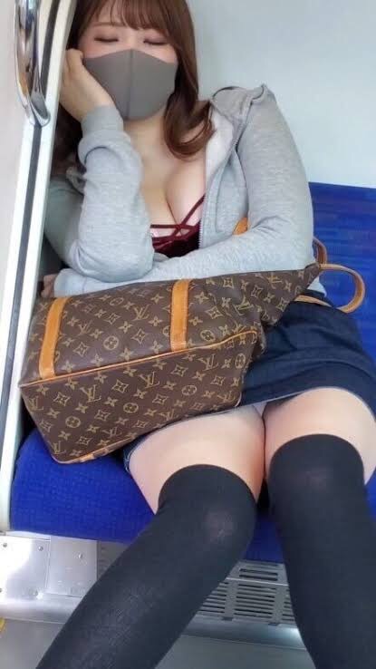 【画像】東京の電車の中、おっぱいとパンツが見放題だった