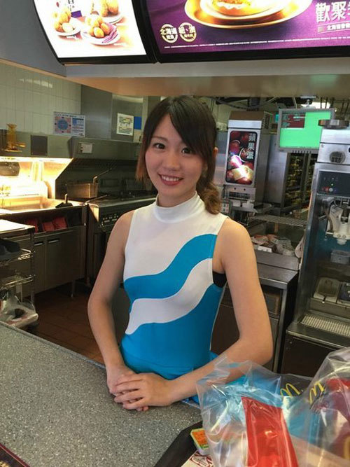 【画像】台湾のハンバーガー屋の制服エロすぎｗｗｗｗｗｗｗｗｗｗｗｗｗ
