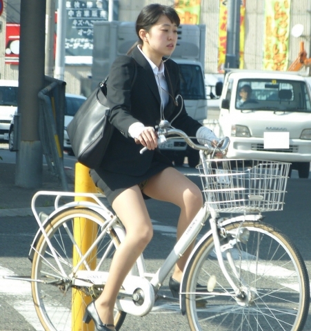 OLさんが自転車に乗ればタイトスカートがめくれてパ○チラしまくり
