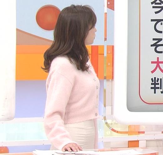 久慈暁子アナ　タイトなスカートと横乳キャプ・エロ画像４