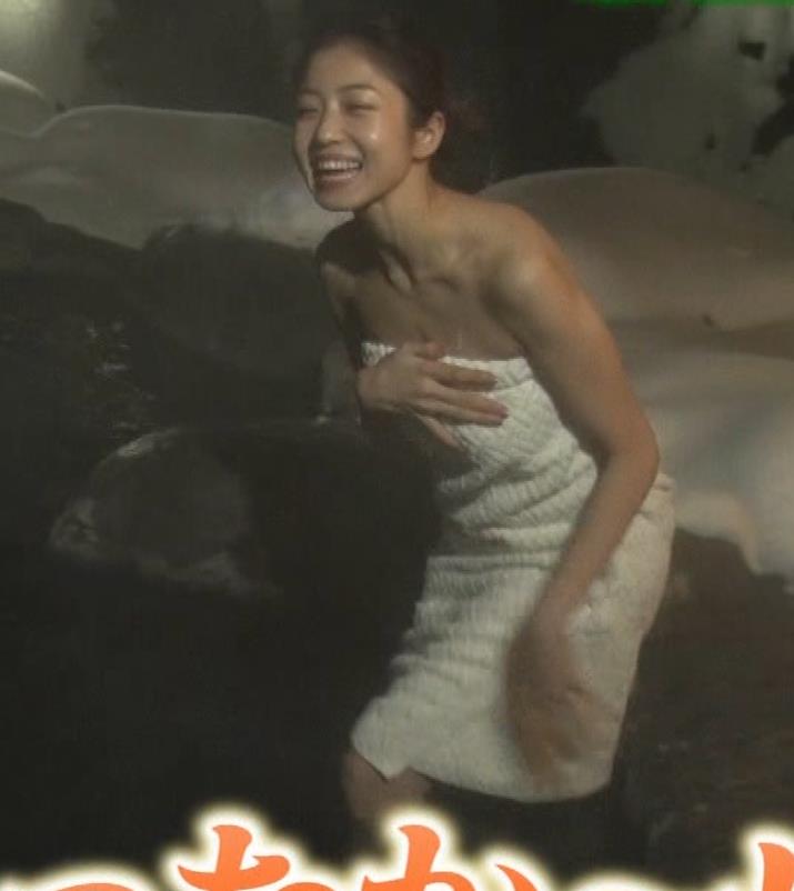 中村静　温泉入浴でこぼれそうなおっぱいキャプ・エロ画像５