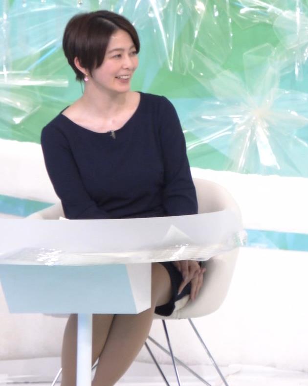 杉浦友紀アナ　机の下のミニスカ太ももがチラチラキャプ・エロ画像(sugiura yuki)