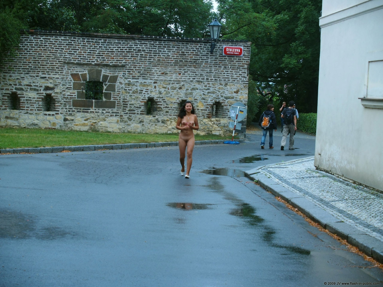 観光地で素人女性が全裸露出プレイしてる野外露出ヌード画像 5