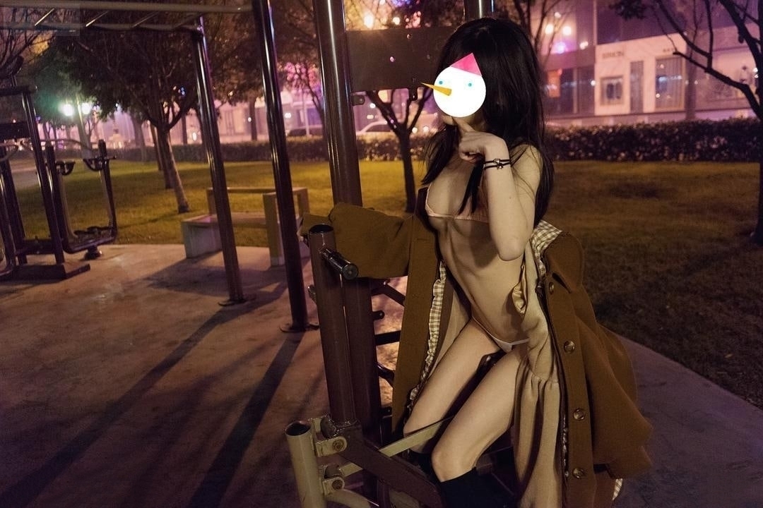 公園でマイクロビキニを露出してるスレンダー美女 7