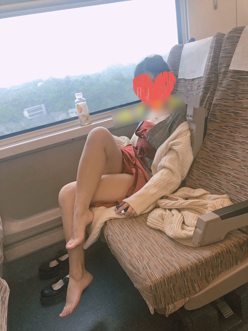電車でマ○コを出しちゃってる素人女性の画像 1
