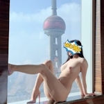 上海タワーの見える部屋で撮影した美乳女性のヌード画像