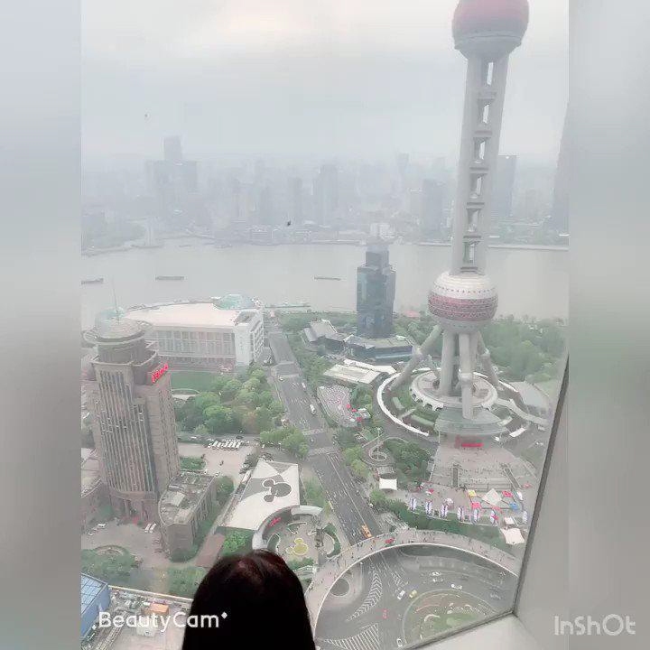 上海タワーの見える部屋で撮影した美乳女性のヌード画像 1