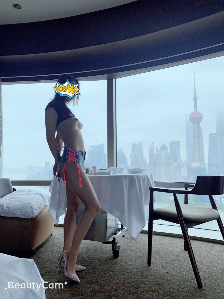 上海タワーの見える部屋で撮影した美乳女性のヌード画像 2
