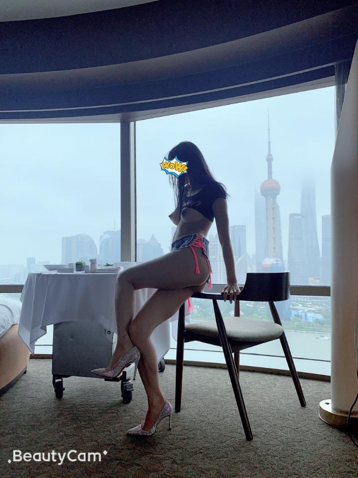上海タワーの見える部屋で撮影した美乳女性のヌード画像 3